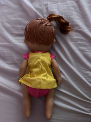 Muñeca que habla, abre ojos y crece pelo