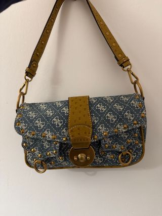 Bolso Guess Denim con Tachuelas Doradas
