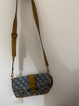 Bolso Guess Denim con Tachuelas Doradas