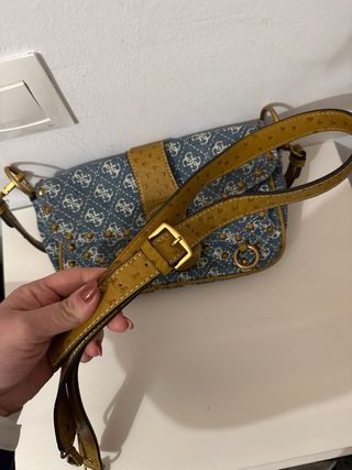 Bolso Guess Denim con Tachuelas Doradas