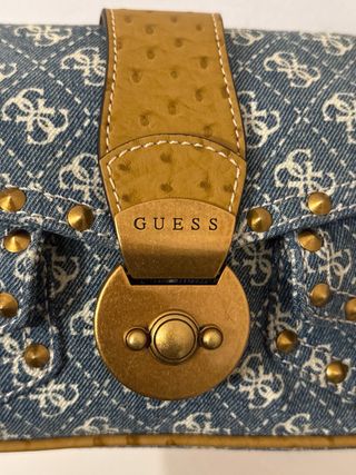 Bolso Guess Denim con Tachuelas Doradas
