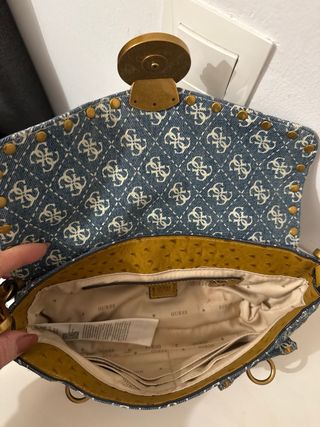 Bolso Guess Denim con Tachuelas Doradas
