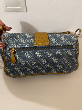 Bolso Guess Denim con Tachuelas Doradas