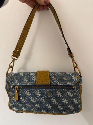 Bolso Guess Denim con Tachuelas Doradas