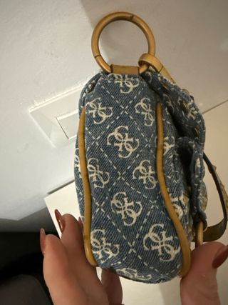 Bolso Guess Denim con Tachuelas Doradas