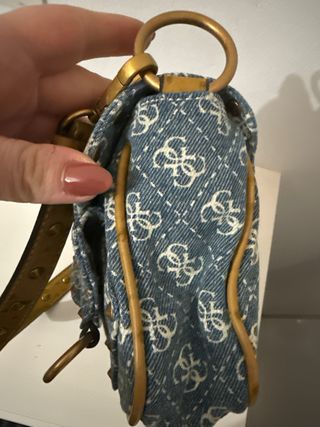 Bolso Guess Denim con Tachuelas Doradas