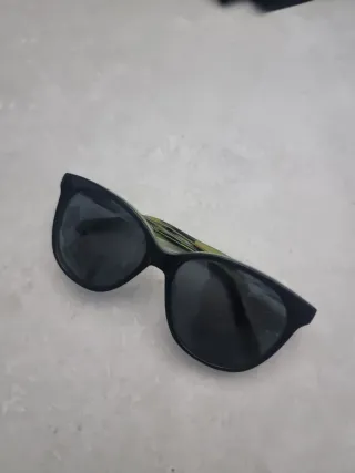 Gafas de sol negras y verdes