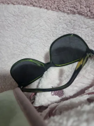 Gafas de sol negras y verdes