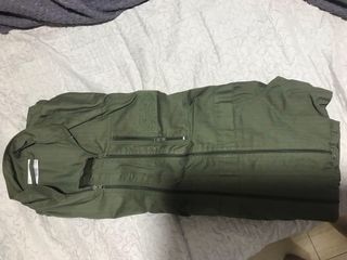 Mono de trabajo militar verde