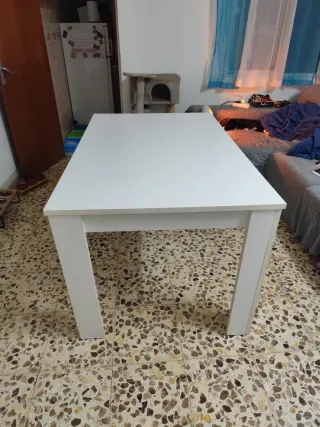 Mesa de 1'40m, extensible hasta 1'90m.