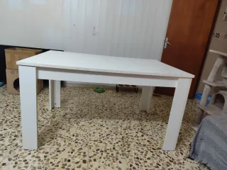 Mesa de 1'40m, extensible hasta 1'90m.