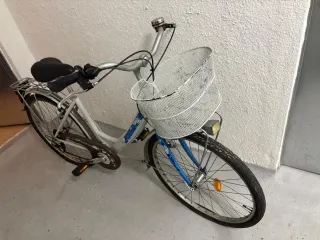 Bicicleta de paseo blanca con cesta