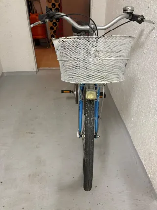 Bicicleta de paseo blanca con cesta