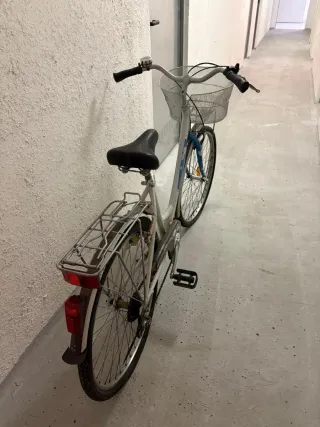 Bicicleta de paseo blanca con cesta
