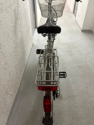 Bicicleta de paseo blanca con cesta