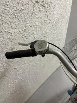 Bicicleta de paseo blanca con cesta