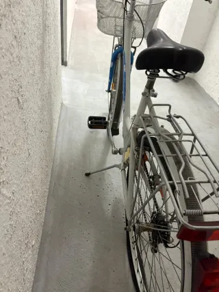 Bicicleta de paseo blanca con cesta