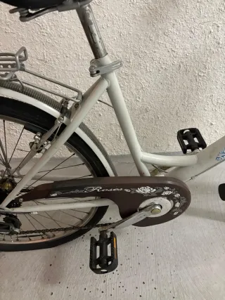 Bicicleta de paseo blanca con cesta