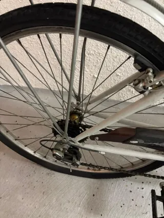 Bicicleta de paseo blanca con cesta