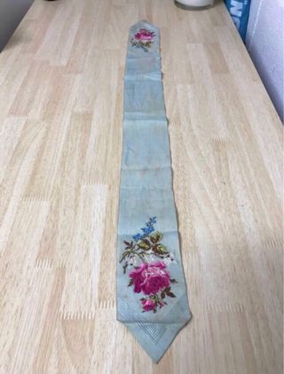 Banda antigua de raso bordada