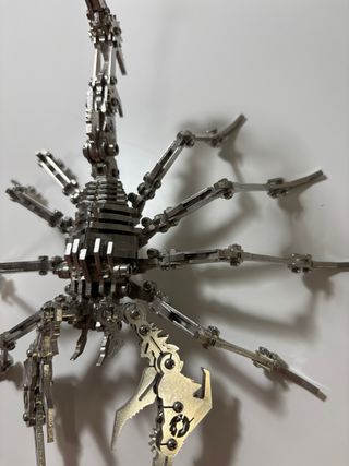 Escorpión de metal plateado