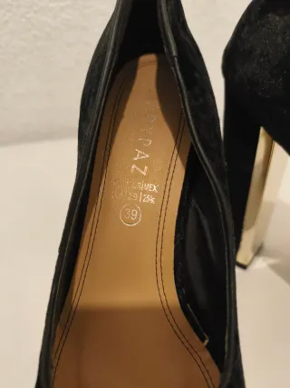 Zapatos de tacón dorados para fiesta