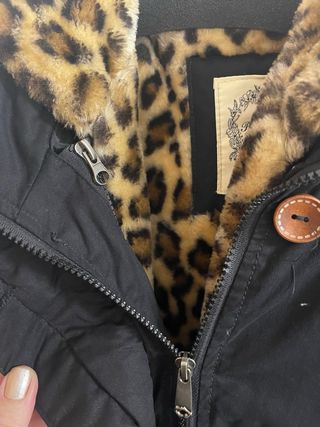 Chaqueta negra con forro de leopardo T L