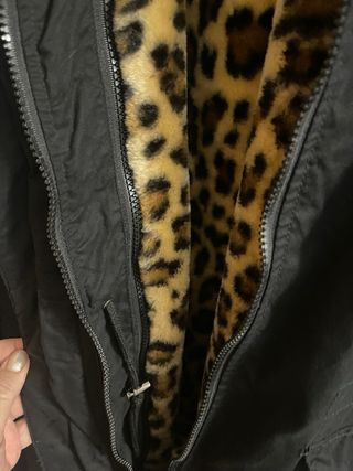 Chaqueta negra con forro de leopardo T L