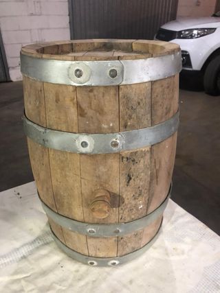 Botte di legno con cerchi in metallo