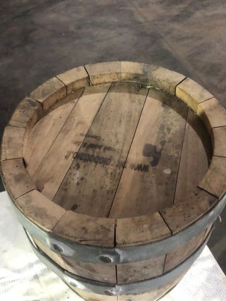 Botte di legno con cerchi in metallo