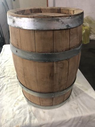 Botte di legno con cerchi in metallo