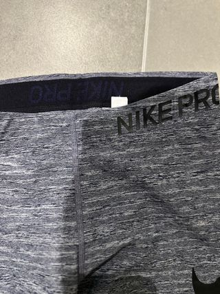 Mallas Nike Pro grises y negras