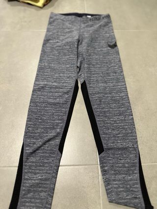 Mallas Nike Pro grises y negras