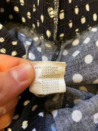 Pantaloni capri blu scuro con pois bianchi