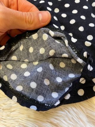 Pantaloni capri blu scuro con pois bianchi