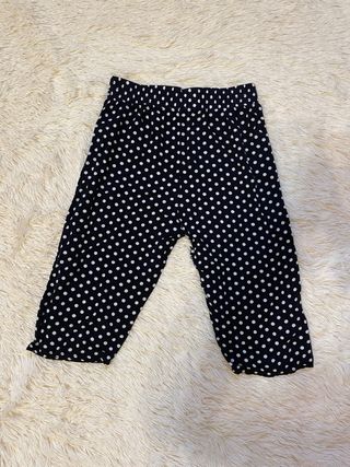Pantaloni capri blu scuro con pois bianchi