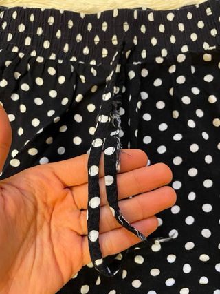 Pantaloni capri blu scuro con pois bianchi