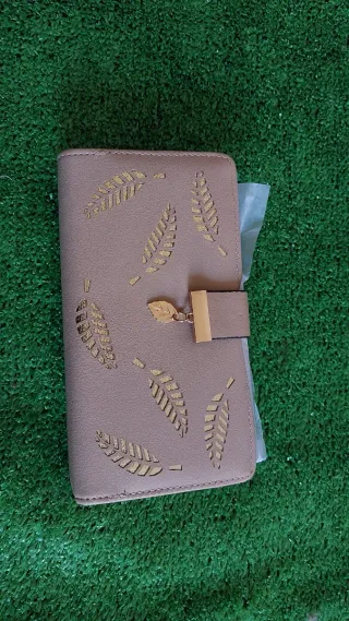 Cartera beige con detalles dorados