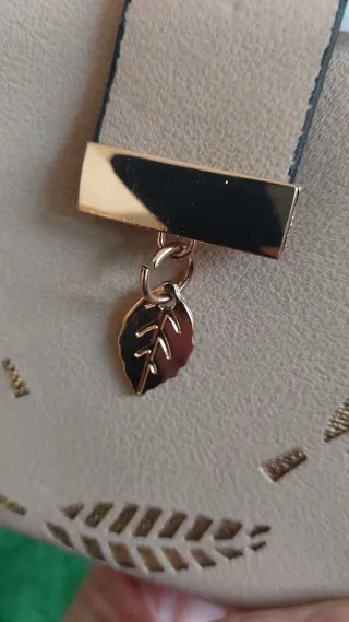 Cartera beige con detalles dorados