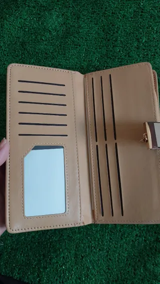 Cartera beige con detalles dorados