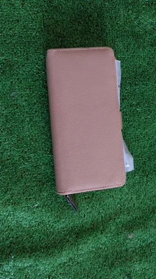 Cartera beige con detalles dorados