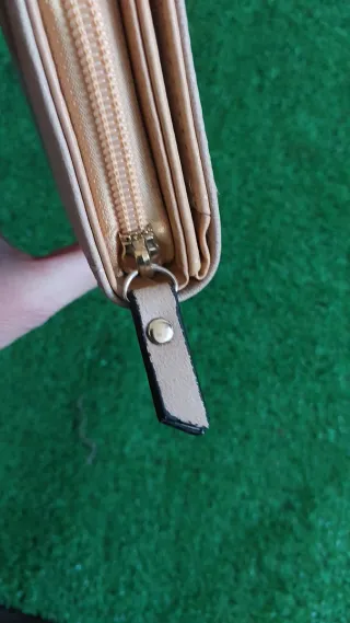 Cartera beige con detalles dorados