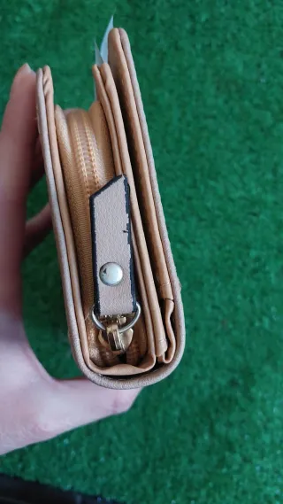 Cartera beige con detalles dorados