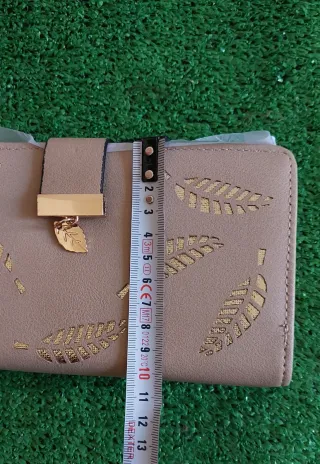 Cartera beige con detalles dorados