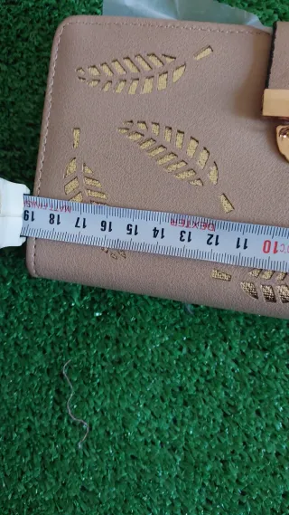 Cartera beige con detalles dorados