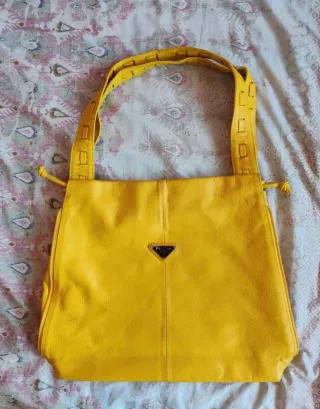 Borsa Prada in pelle AUTENTICA, colore giallo senape.