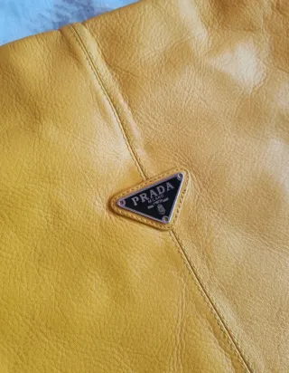 Borsa Prada in pelle AUTENTICA, colore giallo senape.