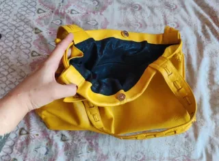 Borsa Prada in pelle AUTENTICA, colore giallo senape.