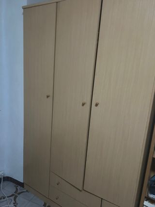 Armario de madera beige y marrón