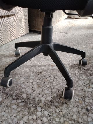 SILLA DE OFICINA CON RESPALDO DE MALLA